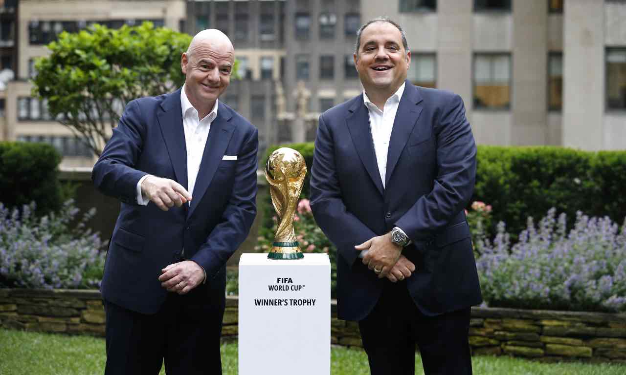 Infantino con la Coppa del Mondo