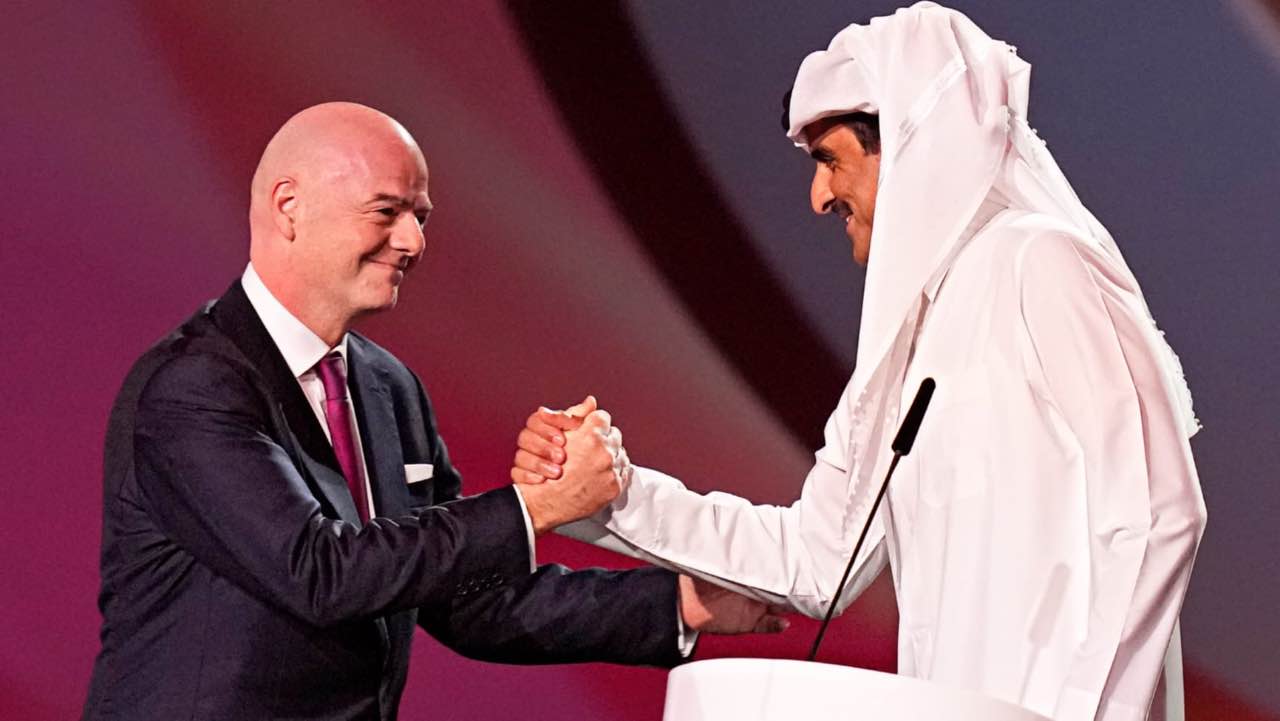 Infantino stringe la mano allo sceicco