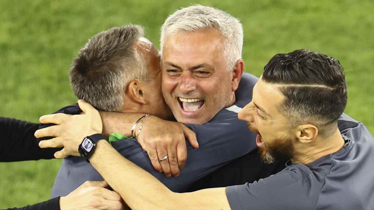 José Mourinho abbraccia i collaboratori e ride Roma
