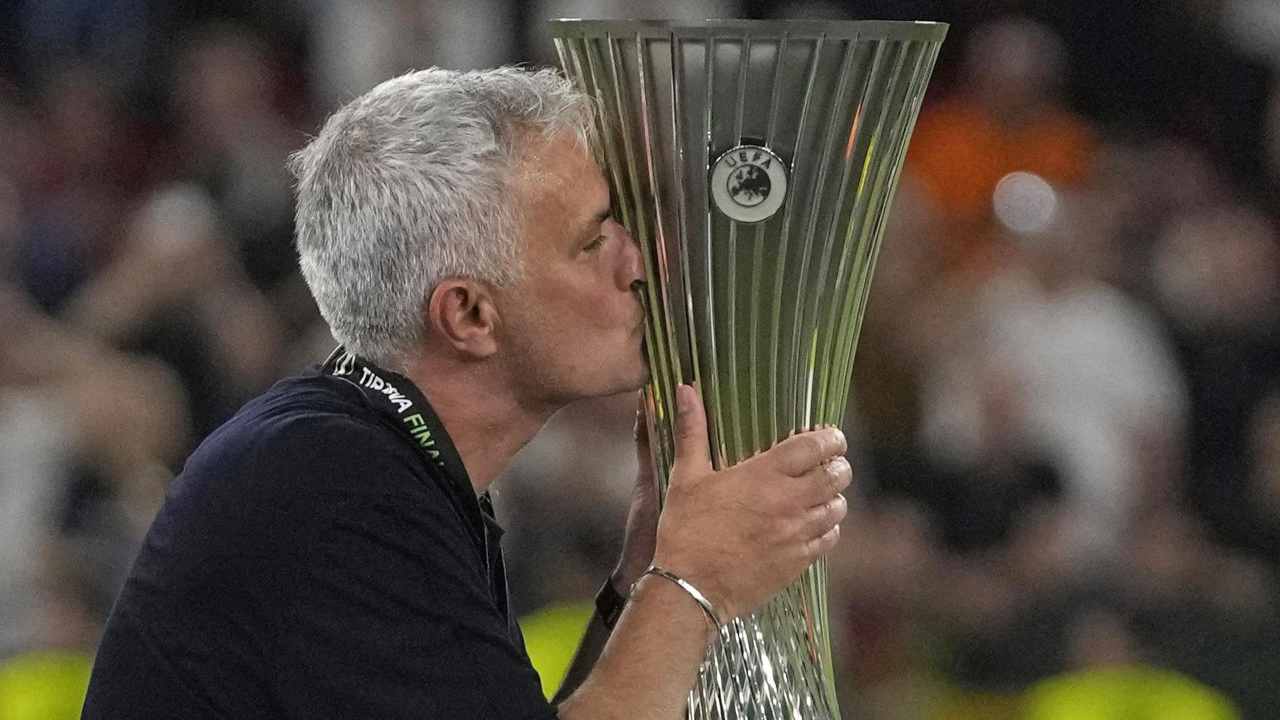 Mourinho bacia la coppa