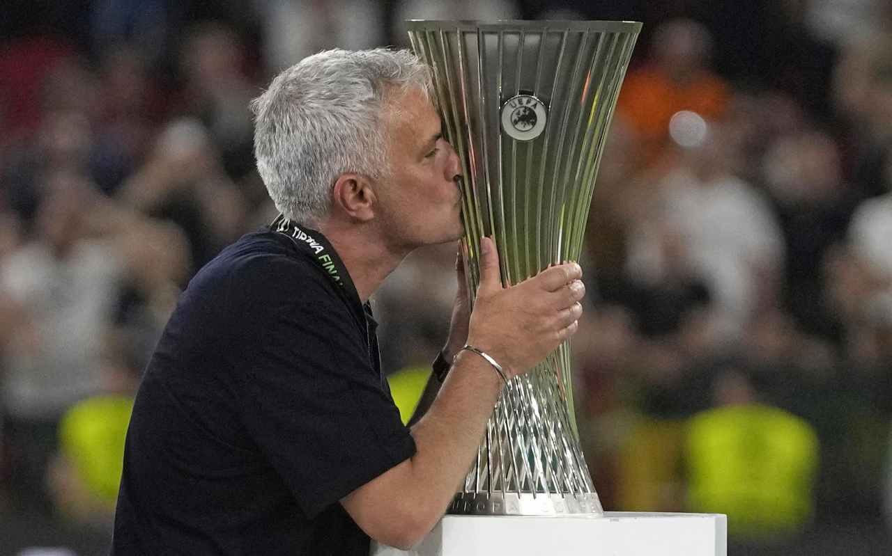Mourinho bacia la coppa 