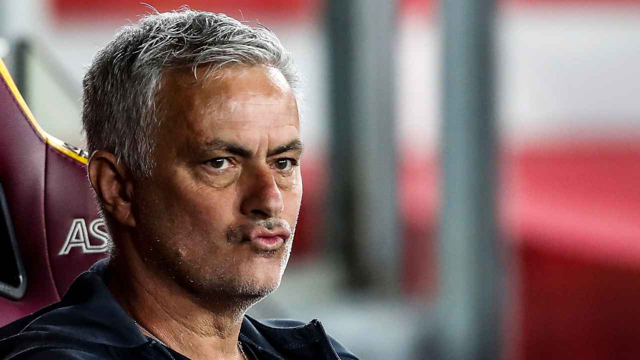 Mourinho in panchina non contento Roma