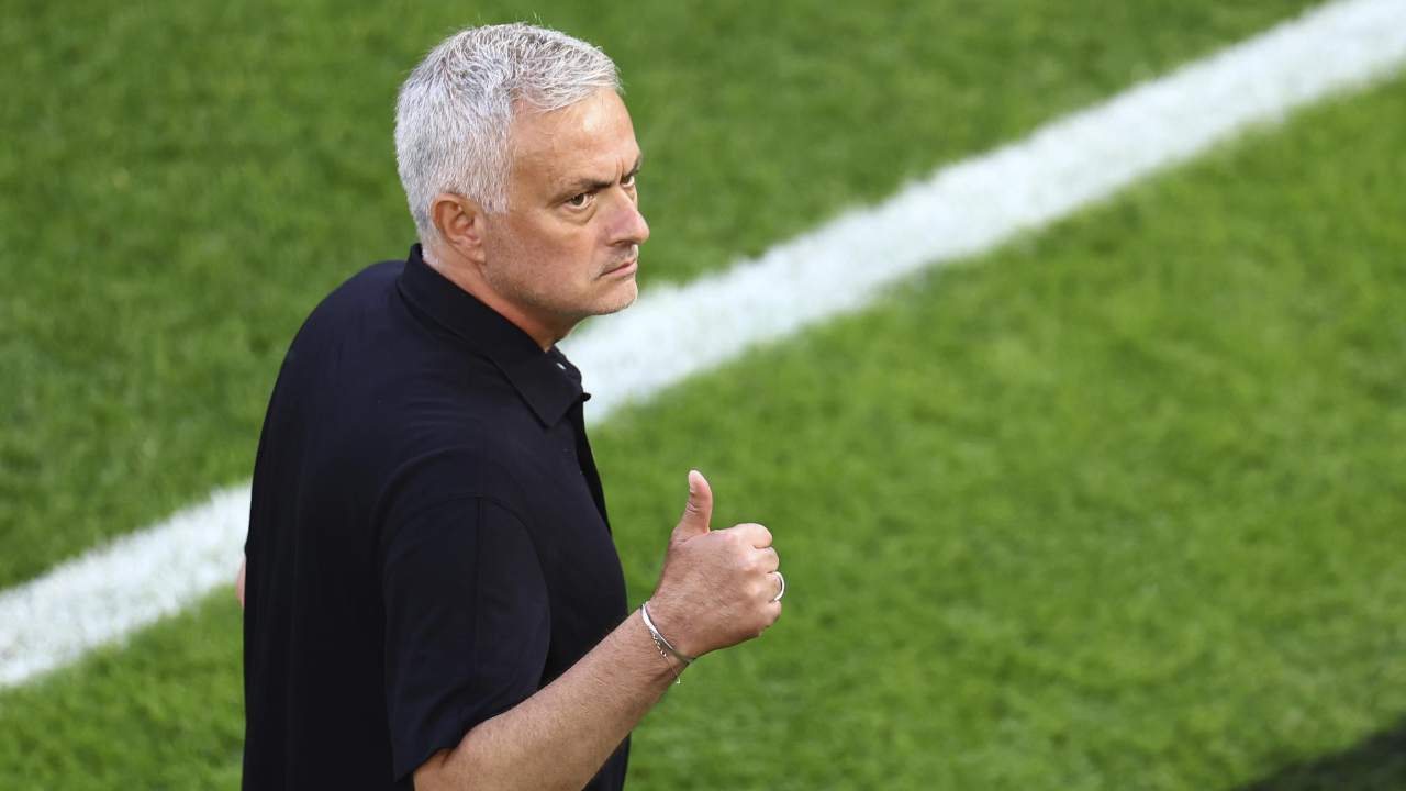 Mourinho fa segno dell'ok con la mano Roma