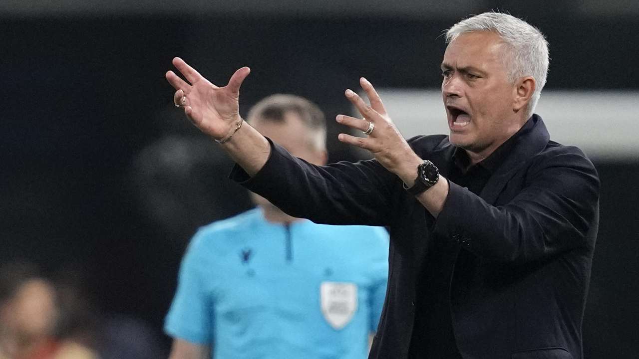 Mourinho urla e incita con le mani Roma