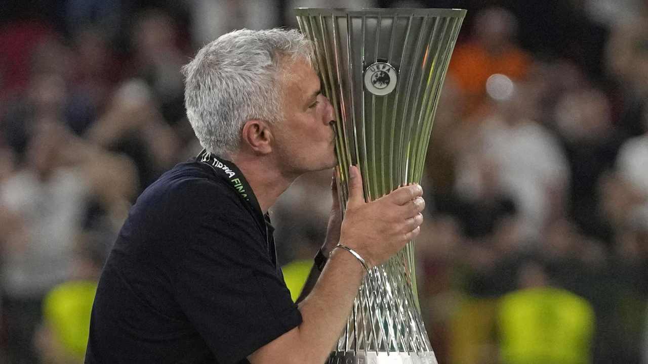 Mourinho bacia la coppa