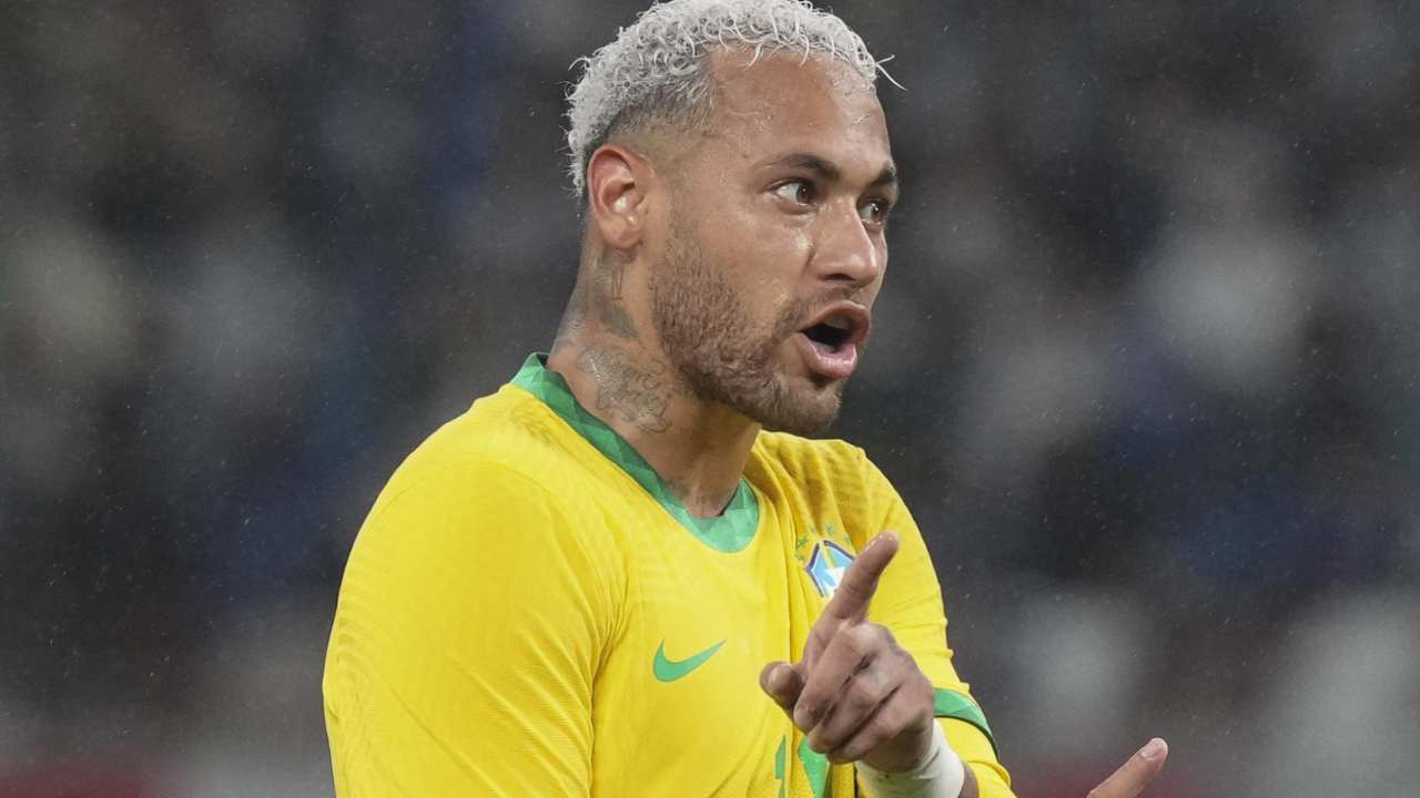 Neymar fa segno di no con la mano Brasile