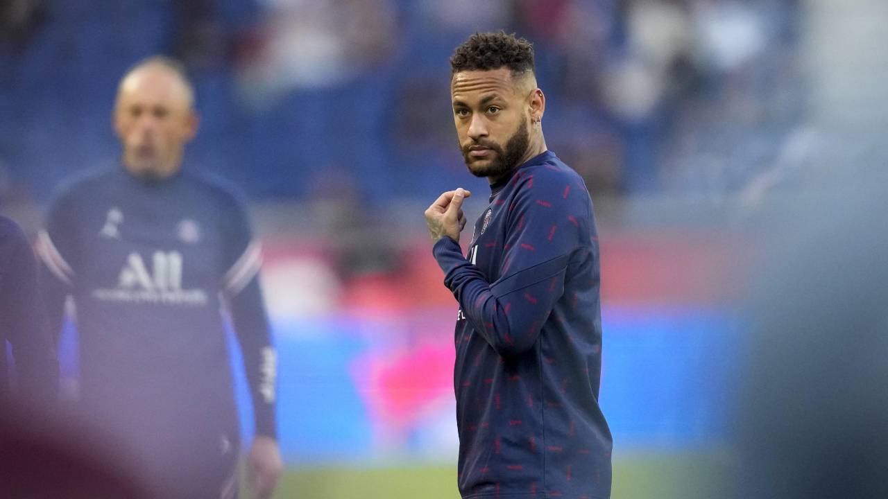 Neymar perplesso in campo PSG