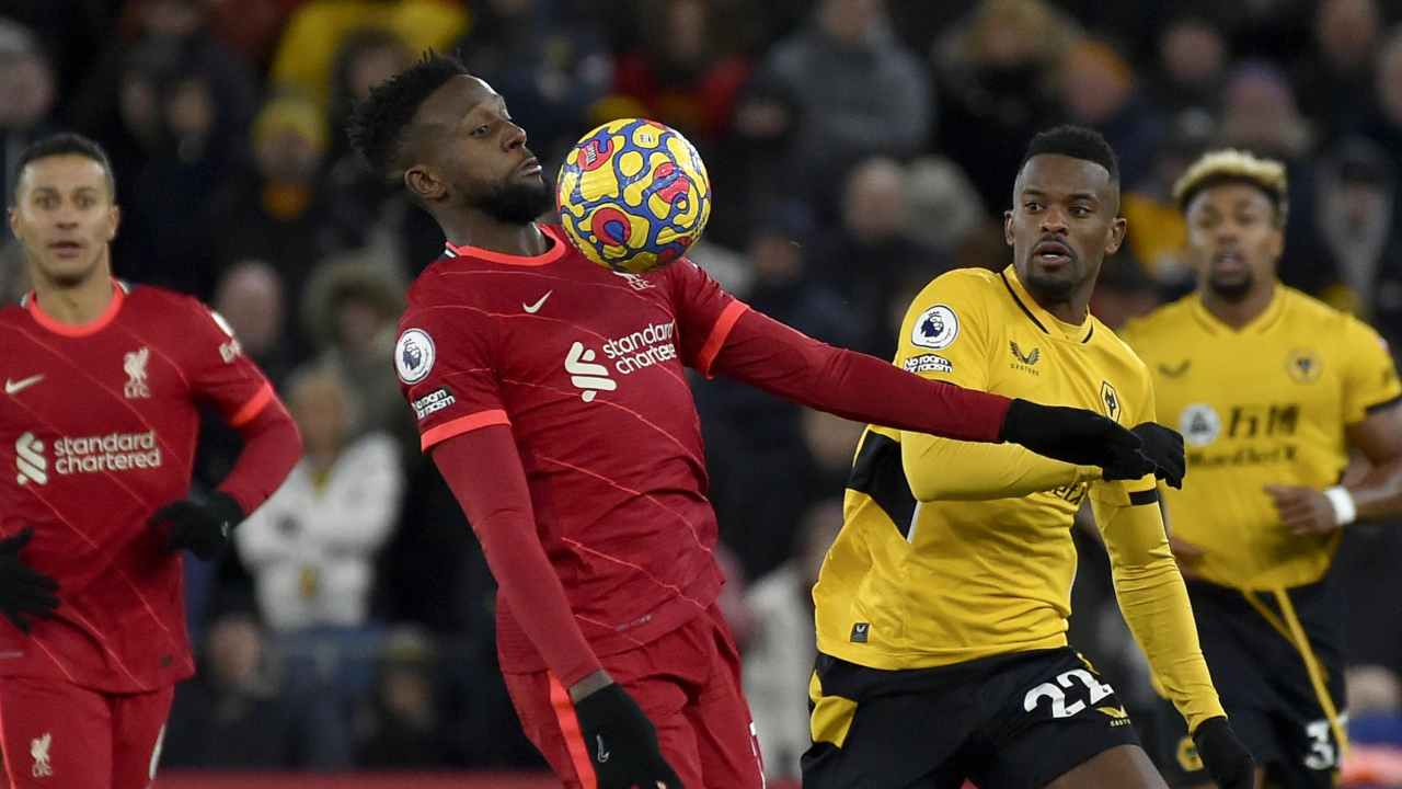 Origi controlla il pallone col petto