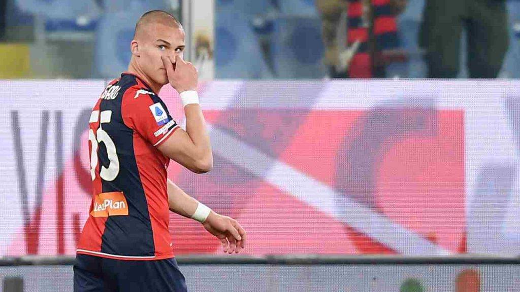 Ostigard con la maglia del Genoa