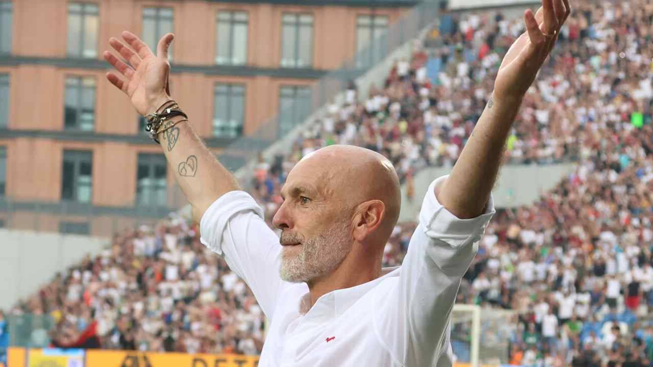 Pioli esulta con le braccia in alto Milan