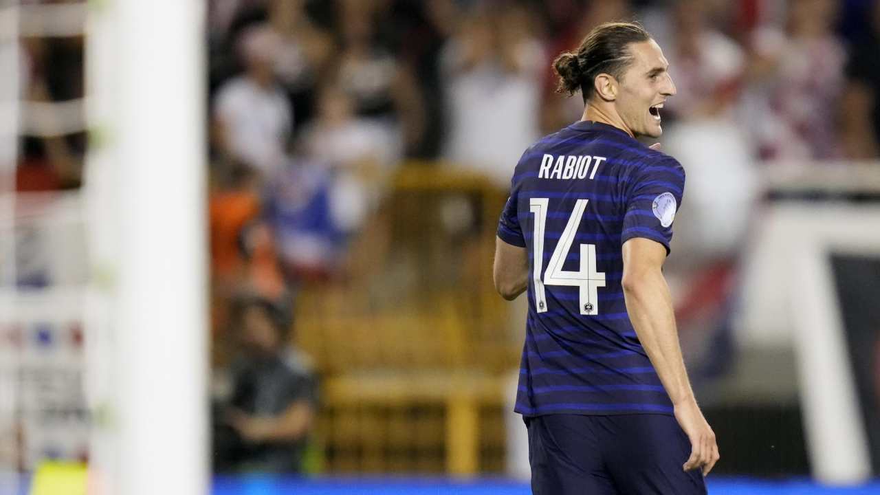 Rabiot di spalle guarda di lato 