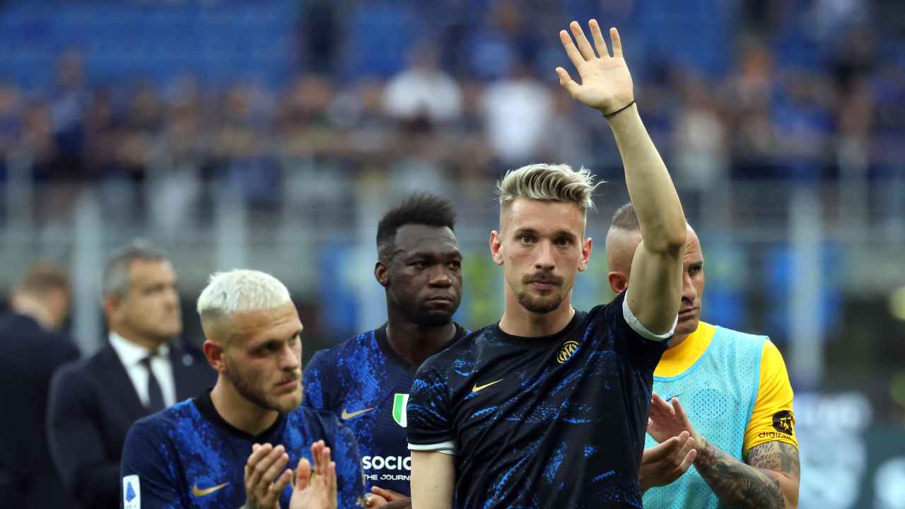 Radu saluta i tifosi Inter