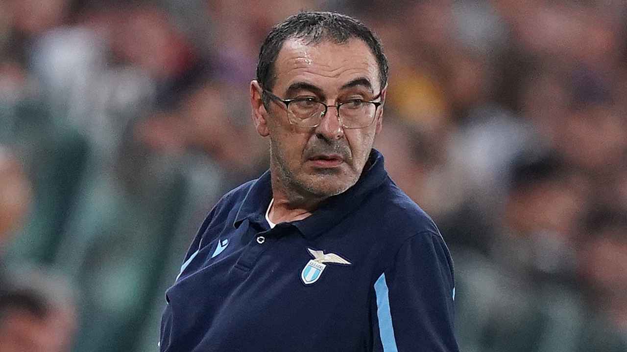 Sarri concentrato guarda di lato Lazio