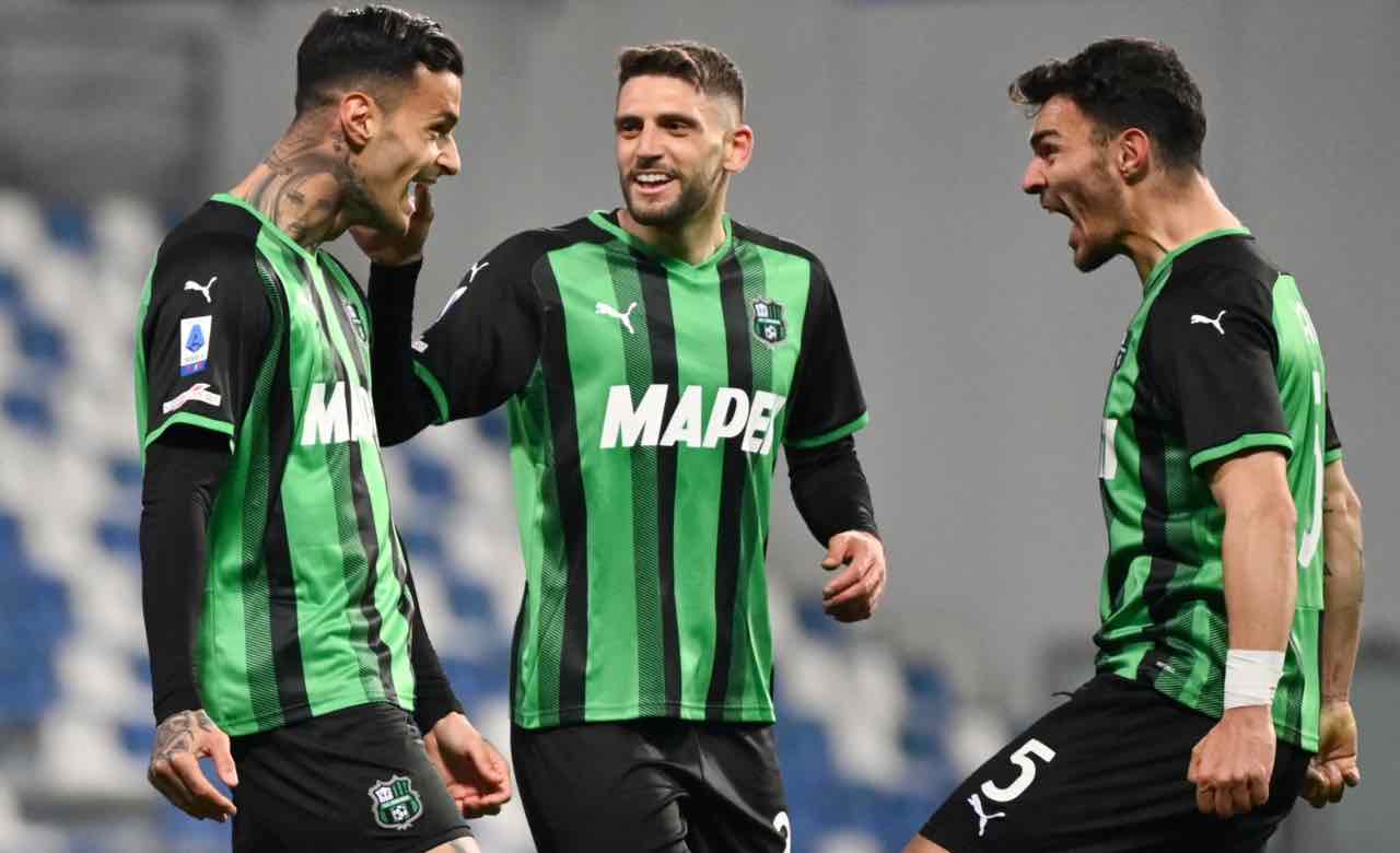 Ayhan esulta coi compagni del Sassuolo