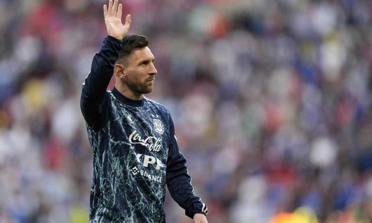 Messi saluta i tifosi