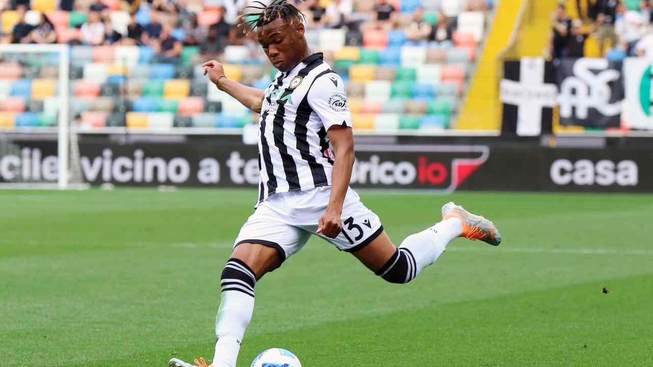 Udogie calcia il pallone Udinese