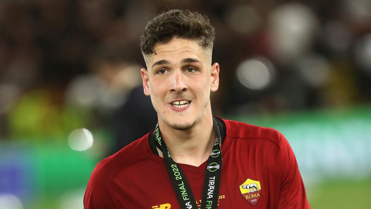 Zaniolo con la medaglia al collo Roma