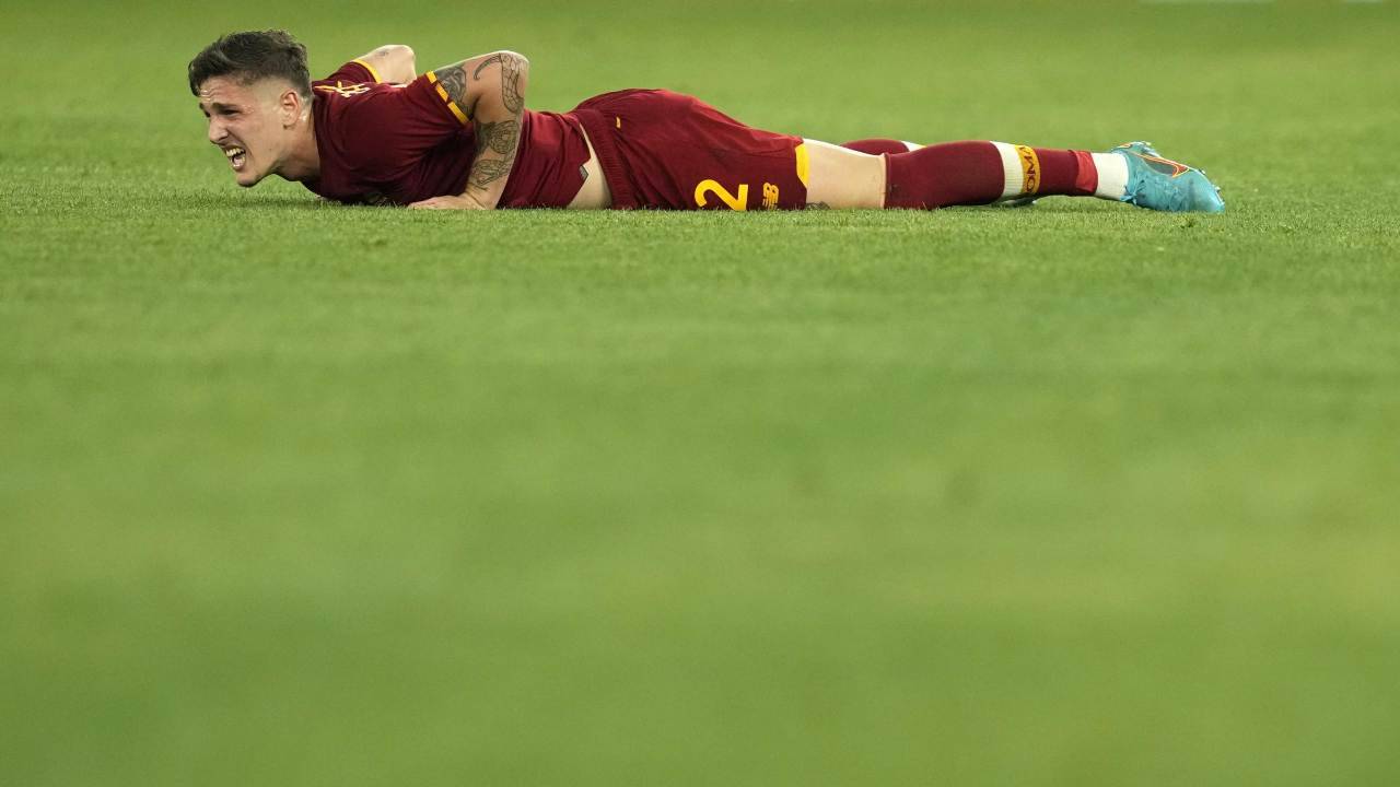 Zaniolo a terra sul campo di gioco Roma