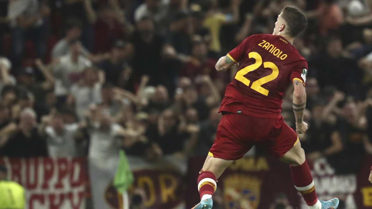Zaniolo salta dopo il gol di spalle Roma