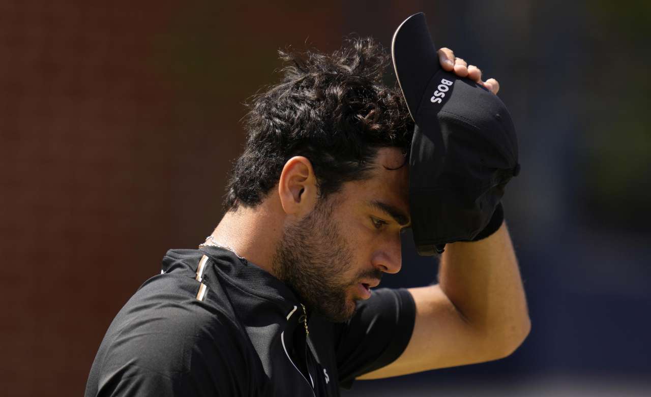 Berrettini si aggiusta il cappello