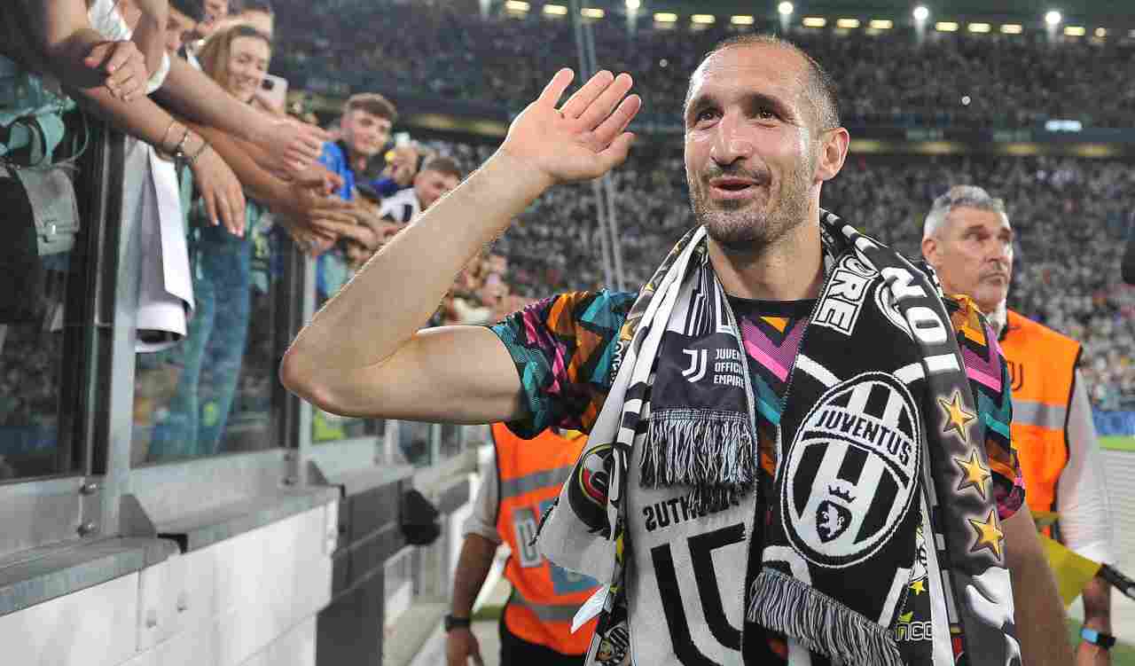 Chiellini saluta i tifosi della Juventus