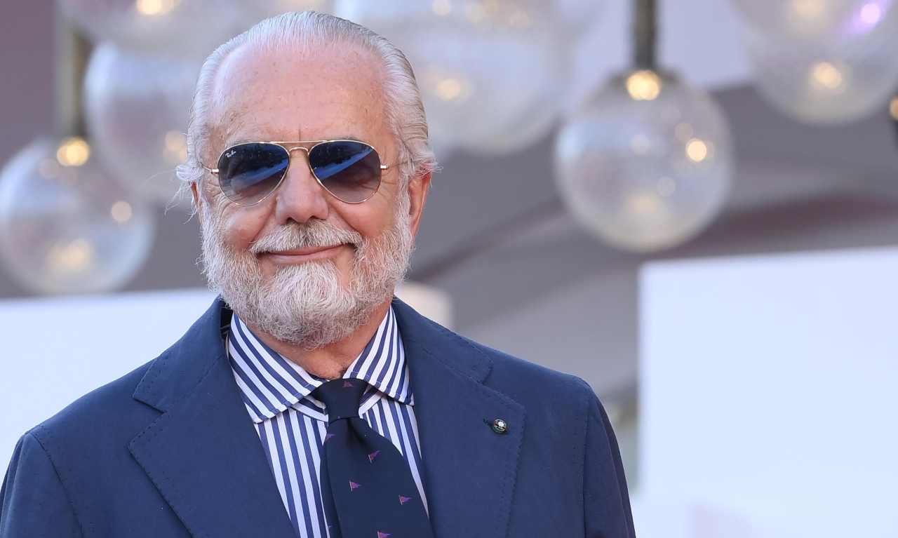 Napoli, De Laurentiis sorride