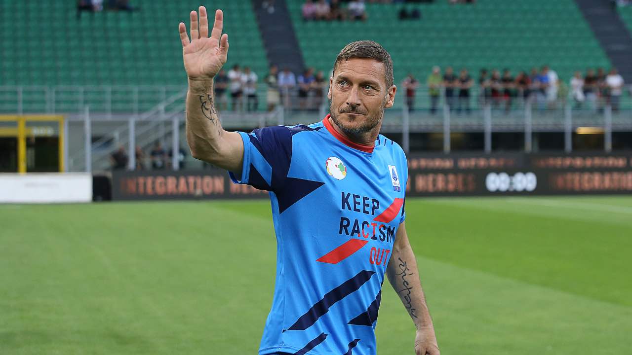 Francesco Totti saluta