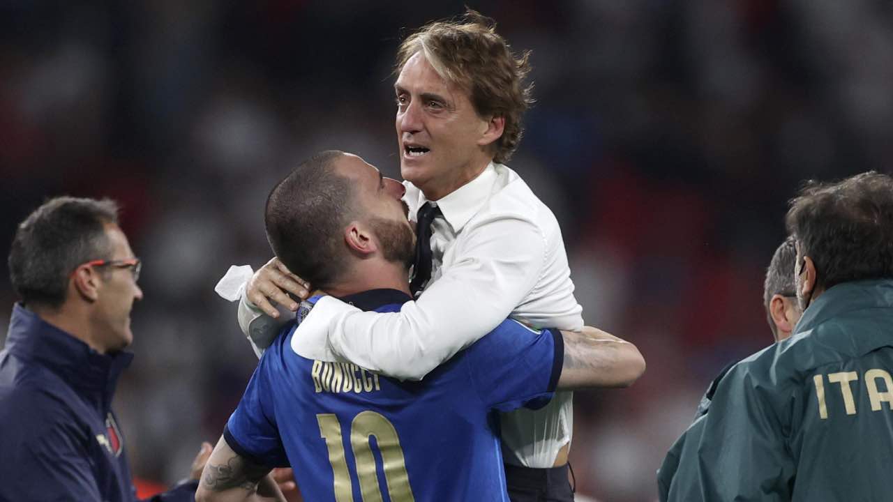 Roberto Mancini e Leonardo Bonucci abbracciati