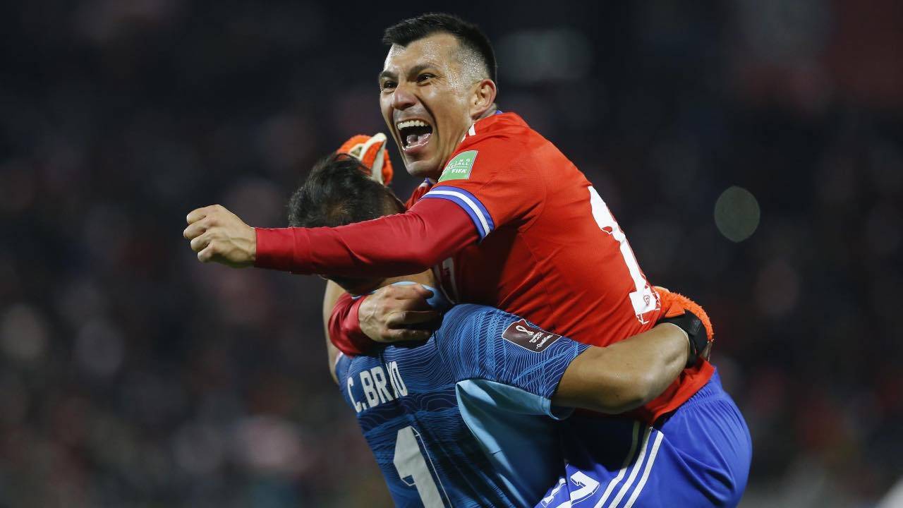 Gary Medel esulta con il Cile