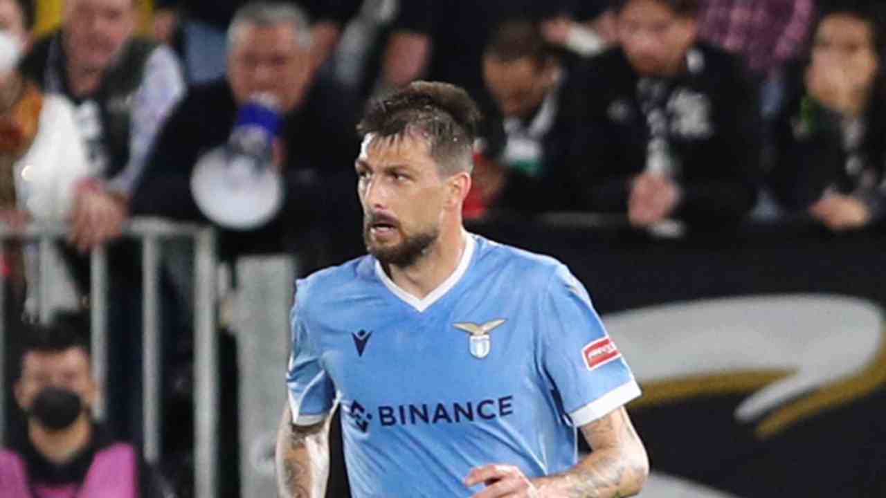 Acerbi in azione con la maglia della Lazio