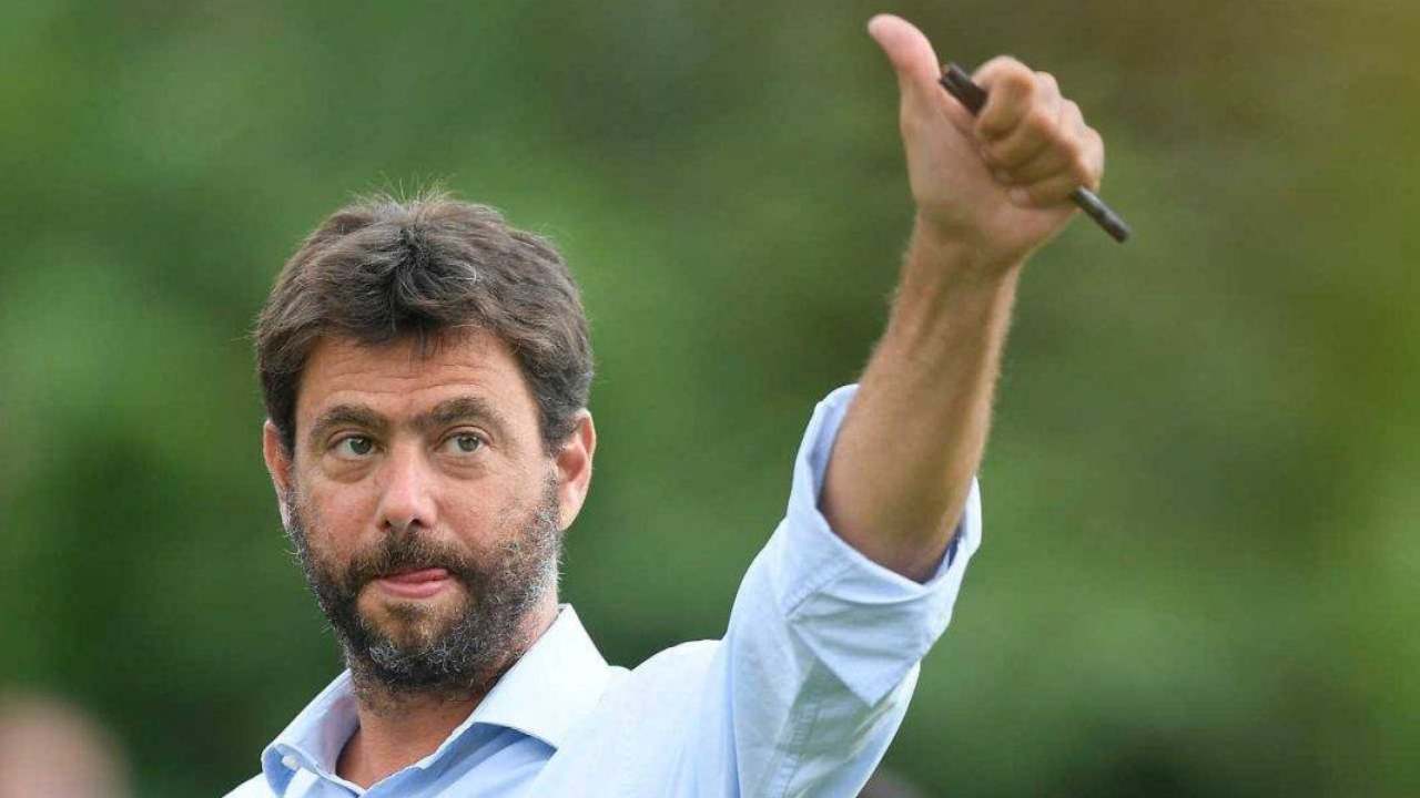 Agnelli fa l'ok con il pollice Juventus