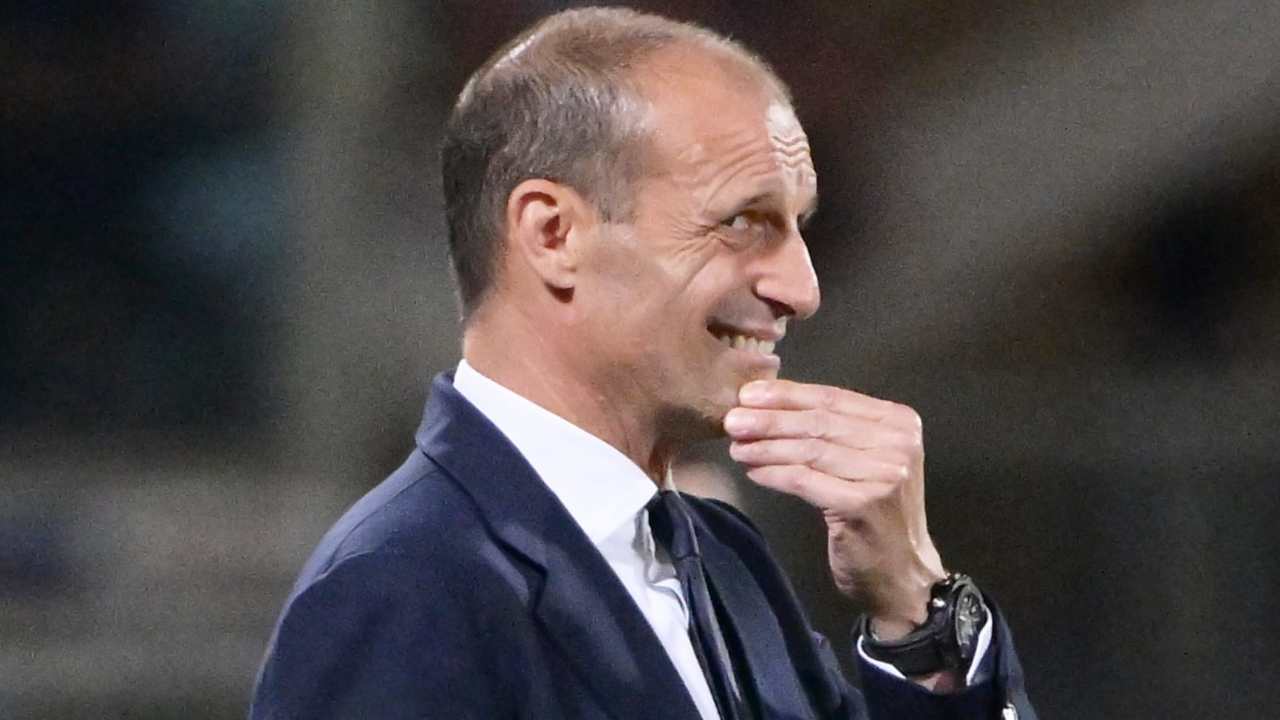 Allegri con la mano sul viso preoccupato Juventus