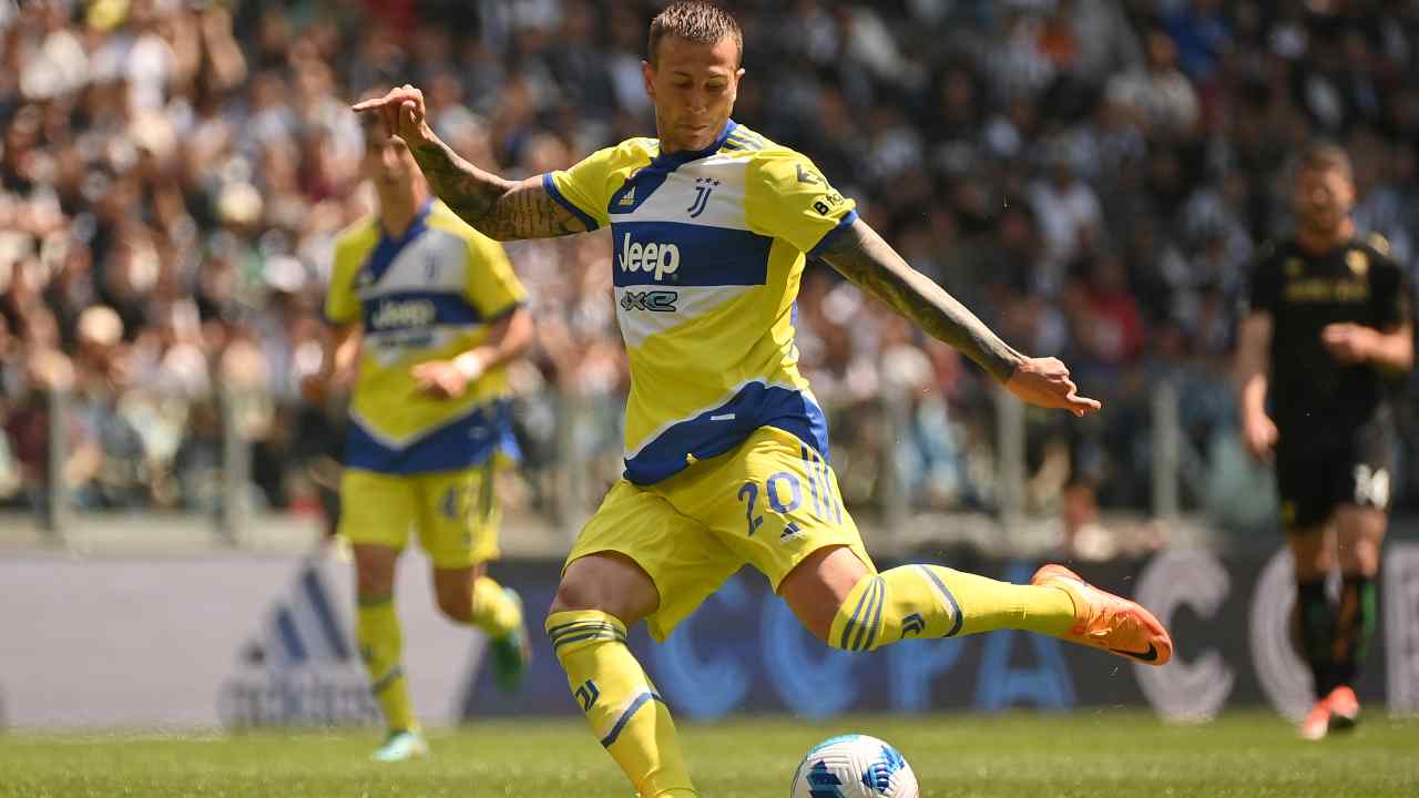 Bernardeschi calcia il pallone