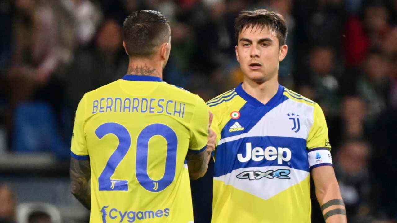 Bernardeschi e Dybala si danno il cinque