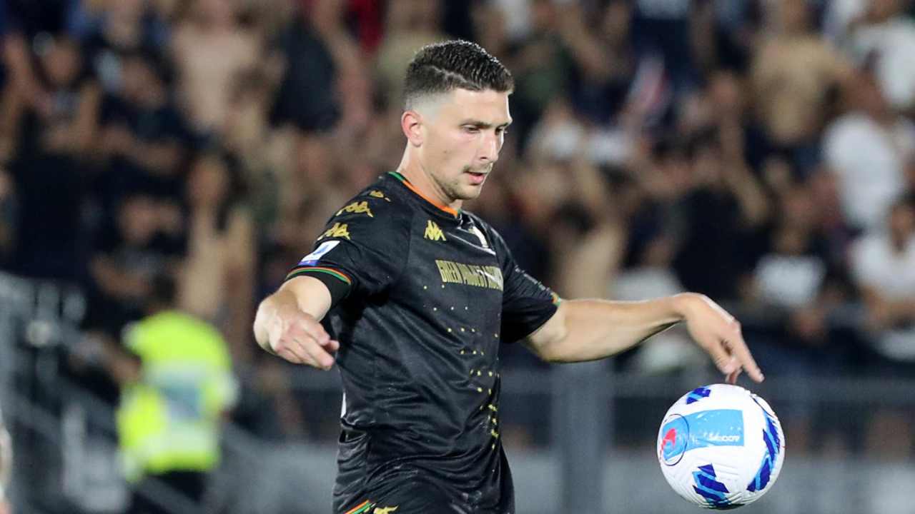 Caldara con il pallone Venezia