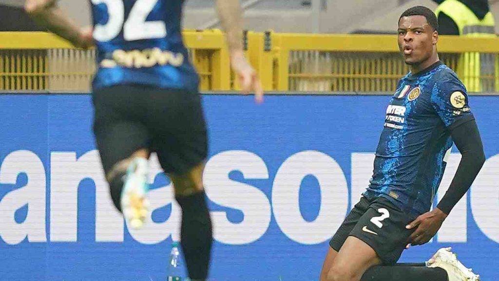 Denzel Dumfries con la maglia dell'Inter