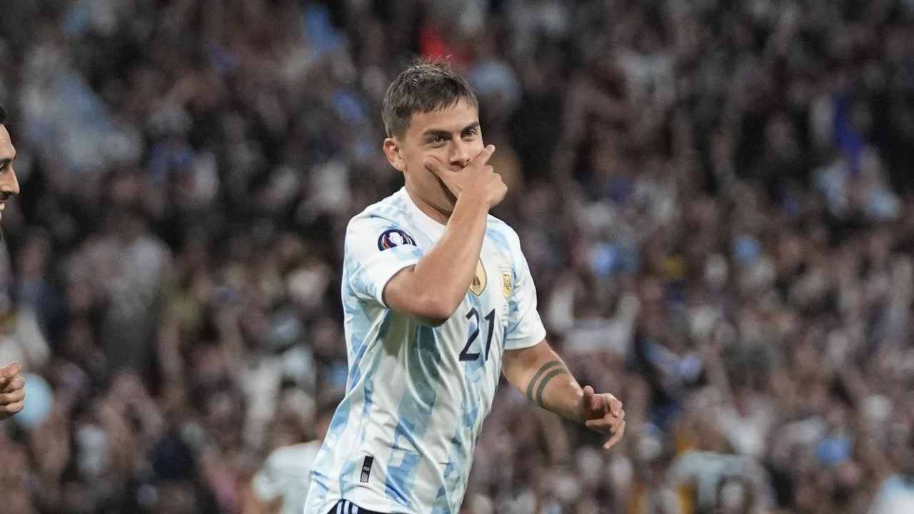 Dybala esulta dopo il gol 