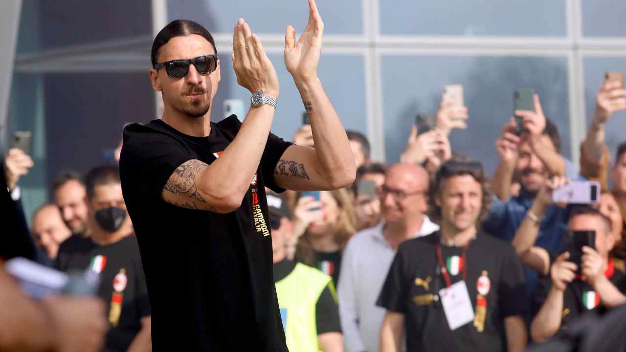 Ibrahimovic applaude durante la festa scudetto del Milan