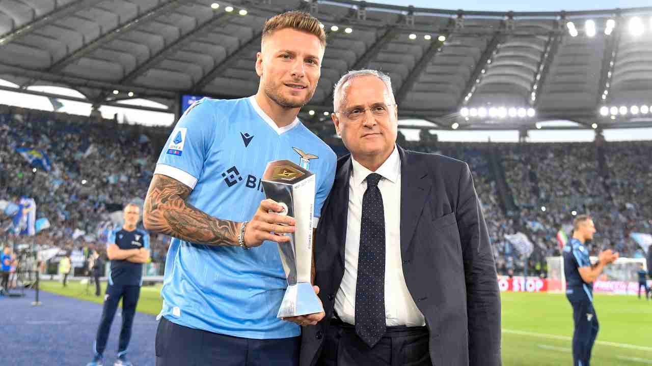 Immobile riceve il premio da Lotito