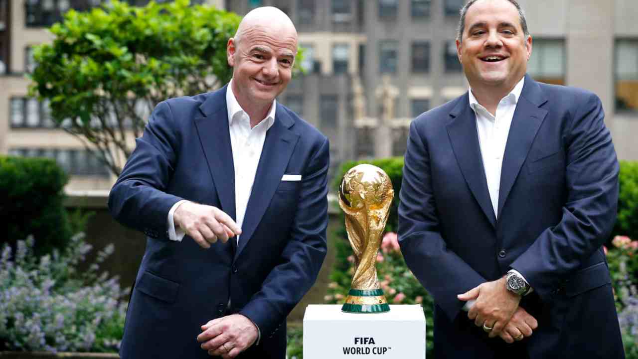 Infantino posa con la Coppa del Mondo