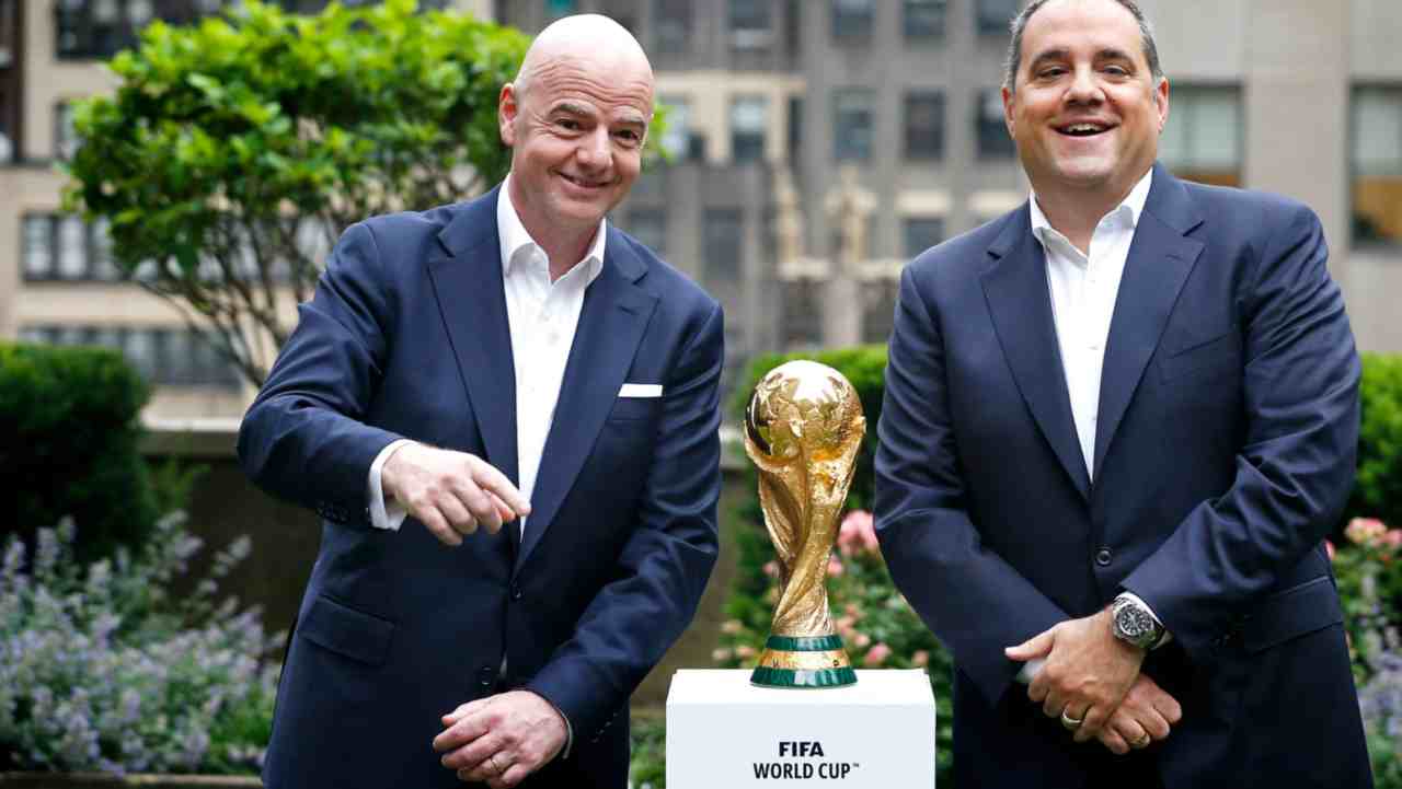 Mondiali, Infantino posa con la coppa