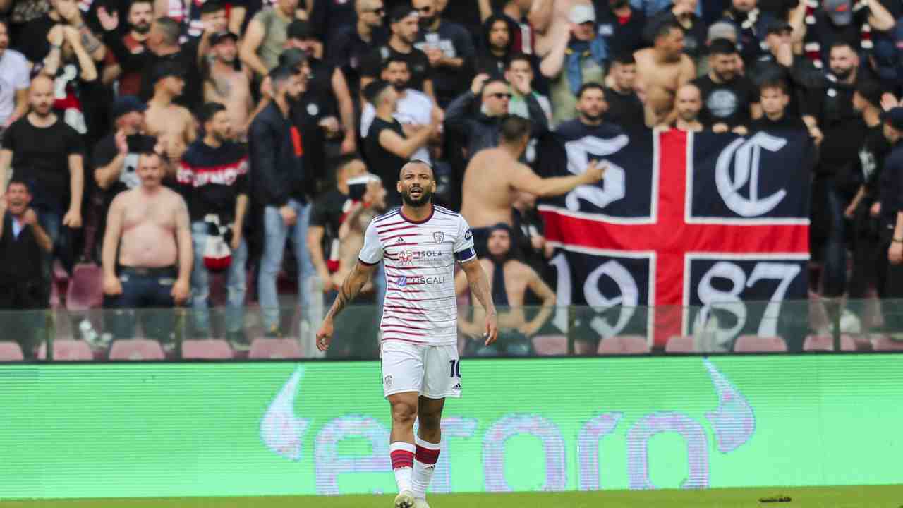 Joao Pedro cammina in campo