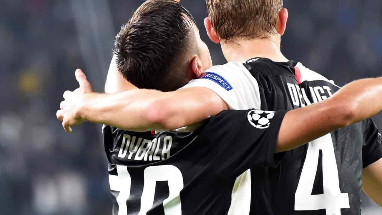 de Ligt e Dybala si abbraccino