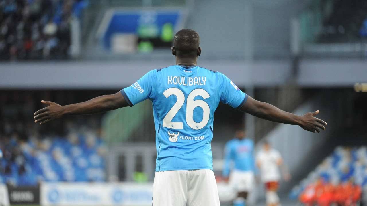 Koulibaly allarga le braccia Napoli