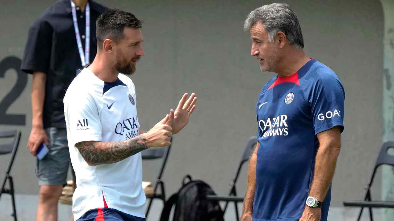 Lionel Messi parla con Galtier
