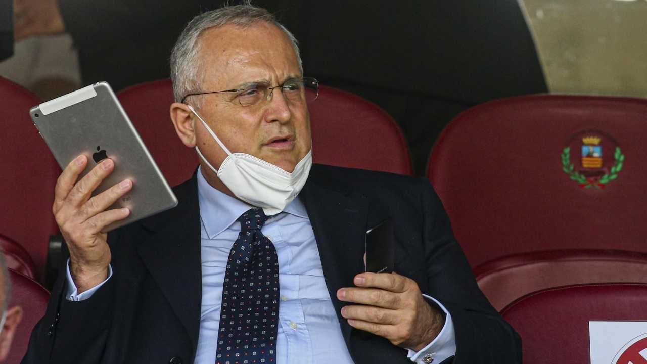 Lotito con tablet in tribuna Lazio