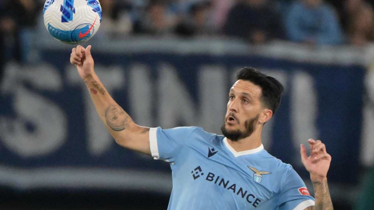 Luis Alberto guarda il pallone Lazio