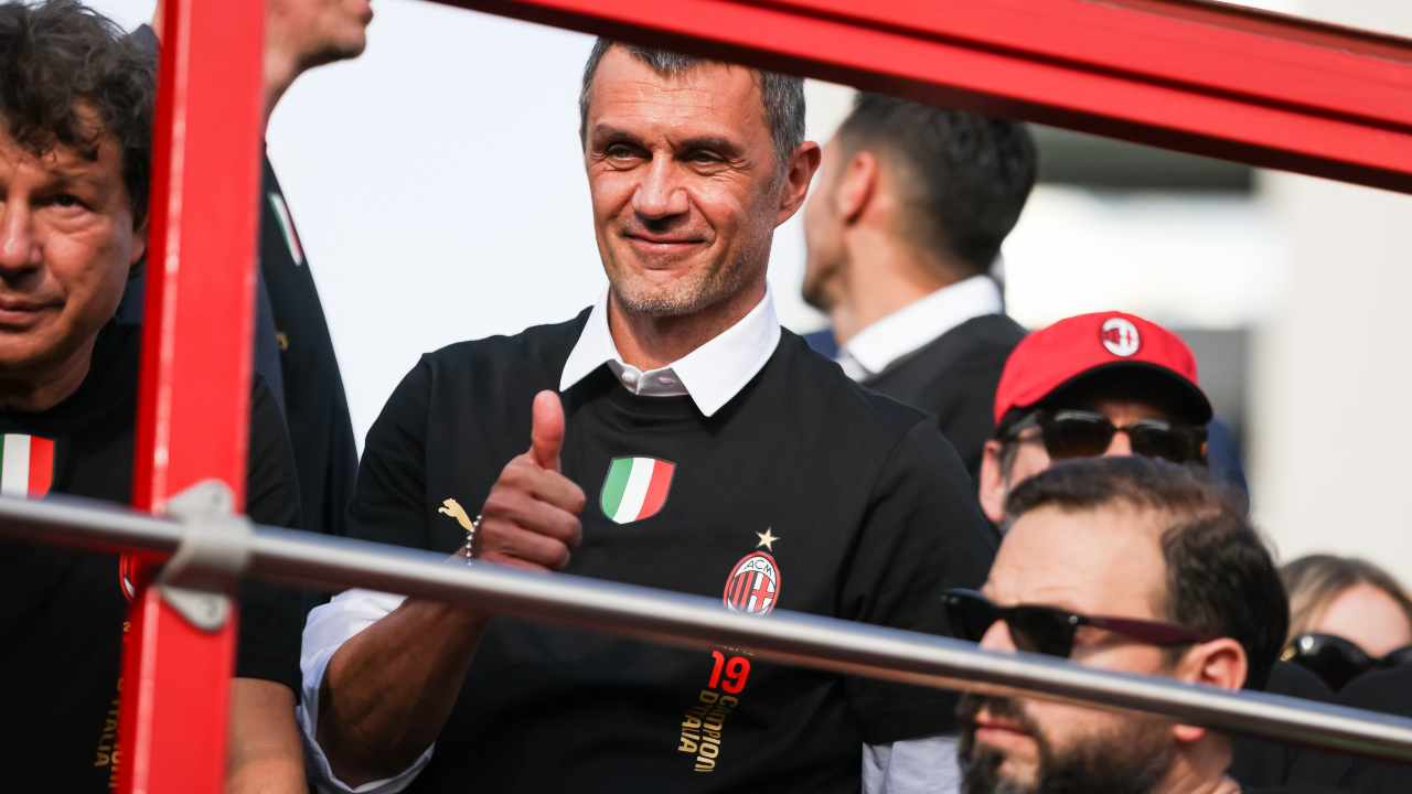 Maldini fa segno dell'ok con la mano Milan