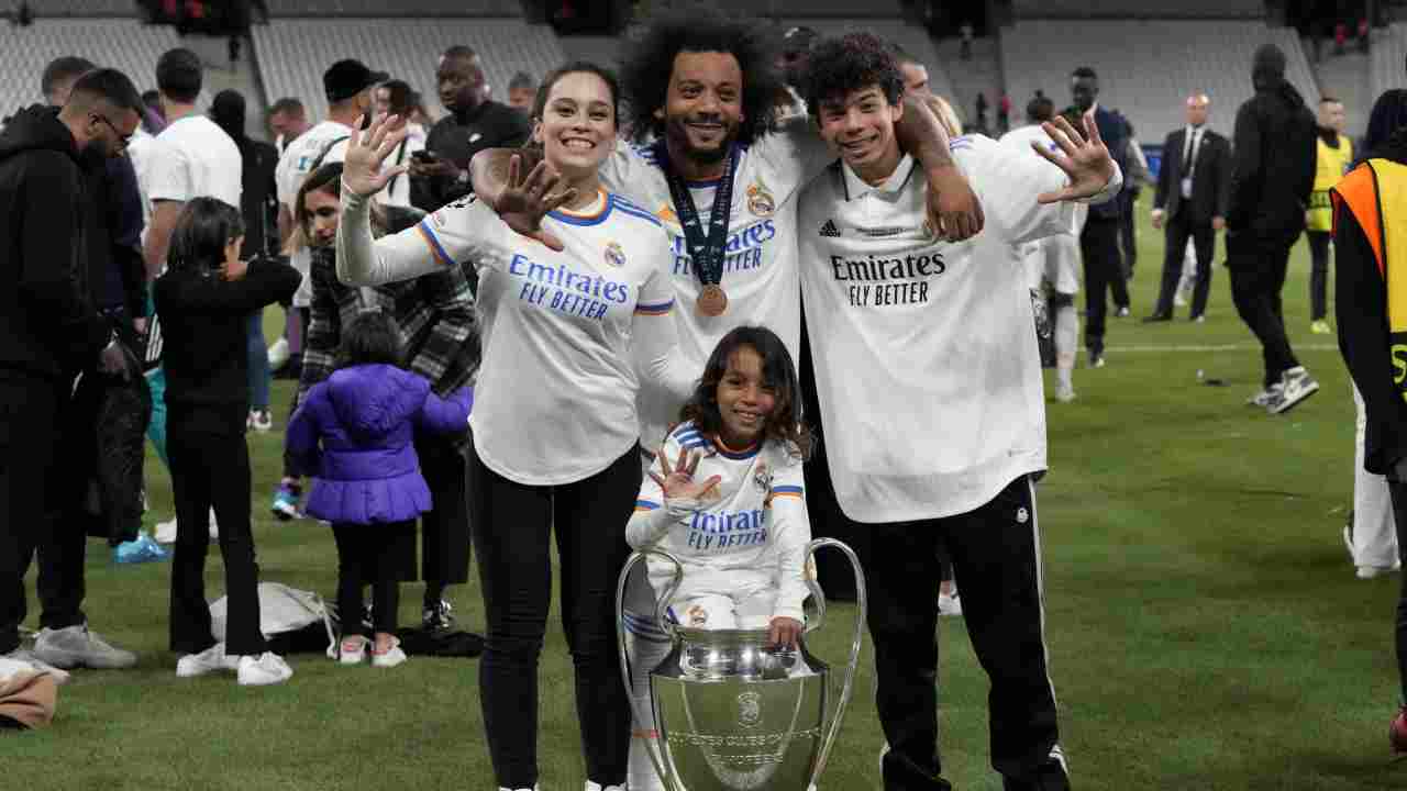 Marcelo posa con la famiglia davanti alla Champions 