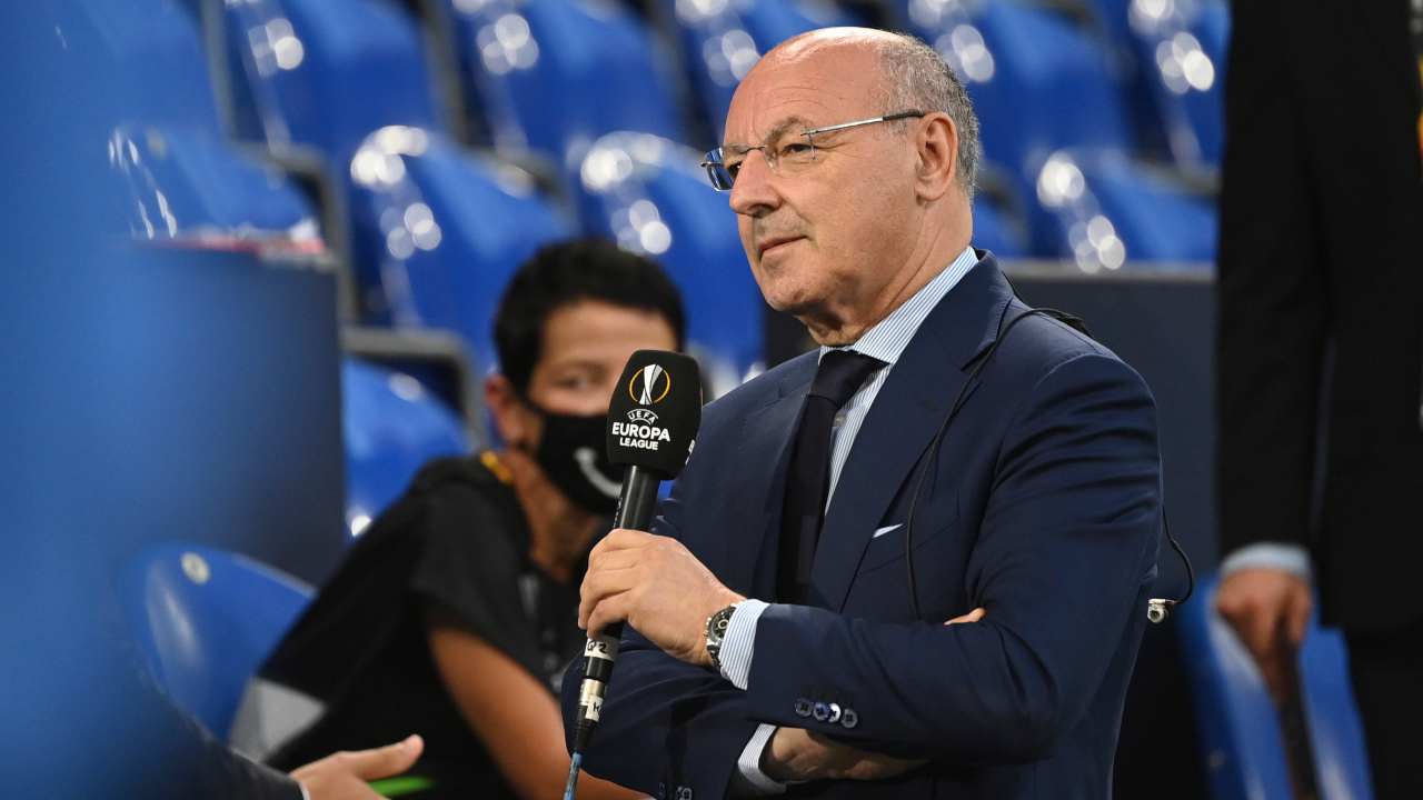 Marotta con il microfono